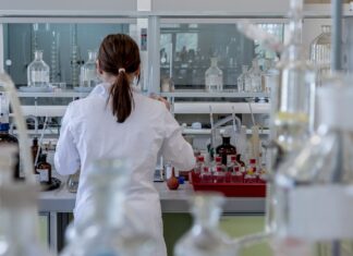 Aquiles and the tortoise. The impossible race of expectations versus needs in drug development Laboratory